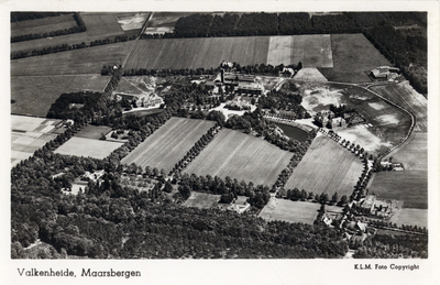 13649 Luchtfoto van het gebouwencomplex en de terreinen van het opvoedingsgesticht Valkenheide (Woudenbergseweg) te ...